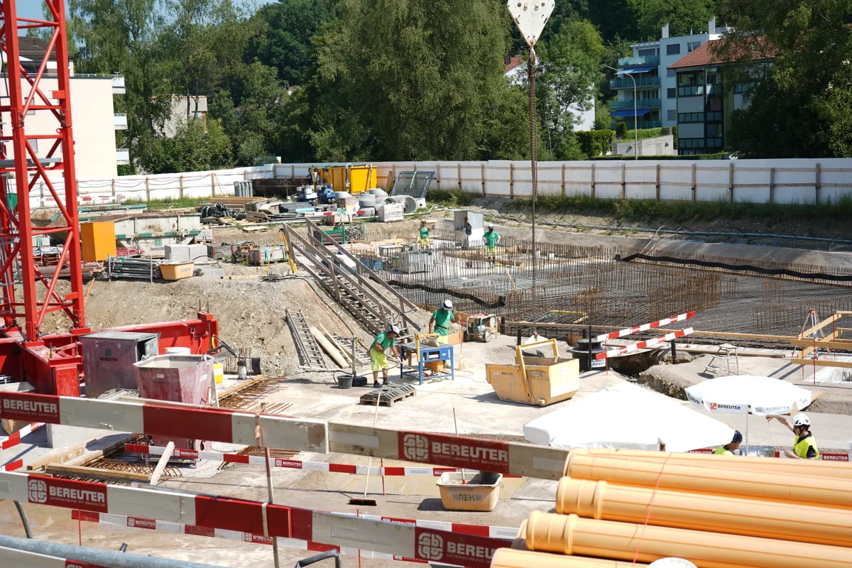 Man sieht die Baustelle Gupfen in Illnau bei der Grundsteinlegung.